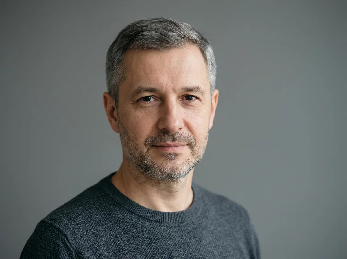 Аватар пациента Владимира С., мужчина средних лет, нейтральный портрет, серый фон